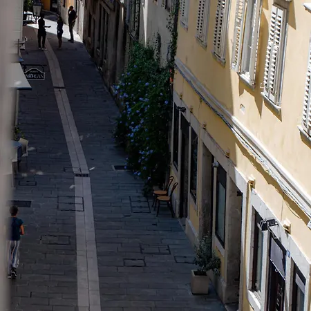 Bilocale In Centro A 1 Minuto Da Piazza Unita *