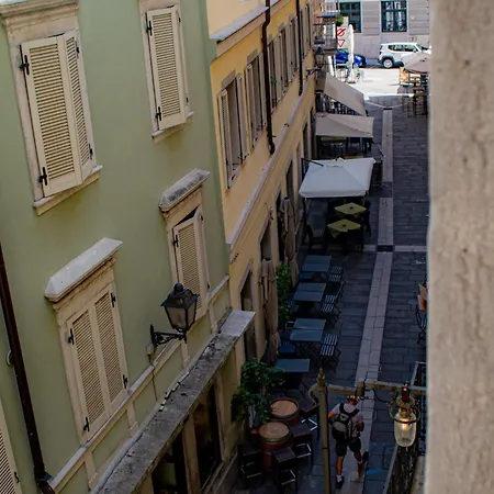 Bilocale In Centro A 1 Minuto Da Piazza Unita * 的里雅斯特