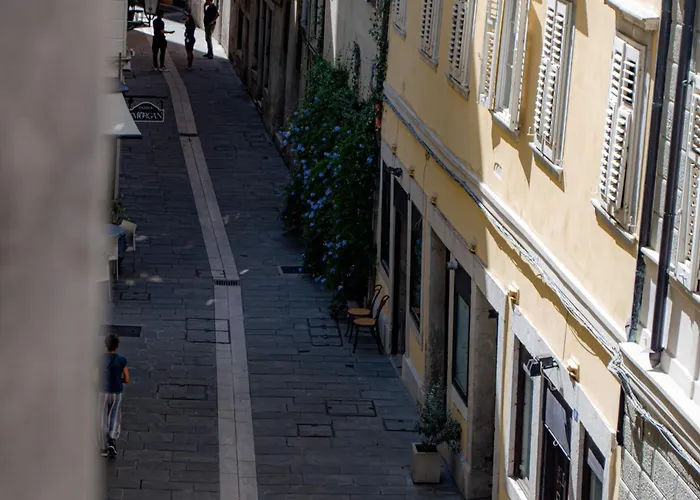 Bilocale In Centro A 1 Minuto Da Piazza Unita *